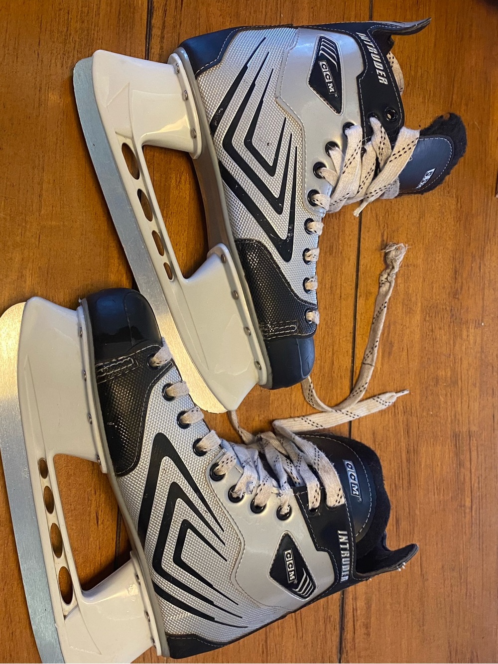 Men’s CCM Intruder Hockey Ice Skates Size 8. Will need new Laces.